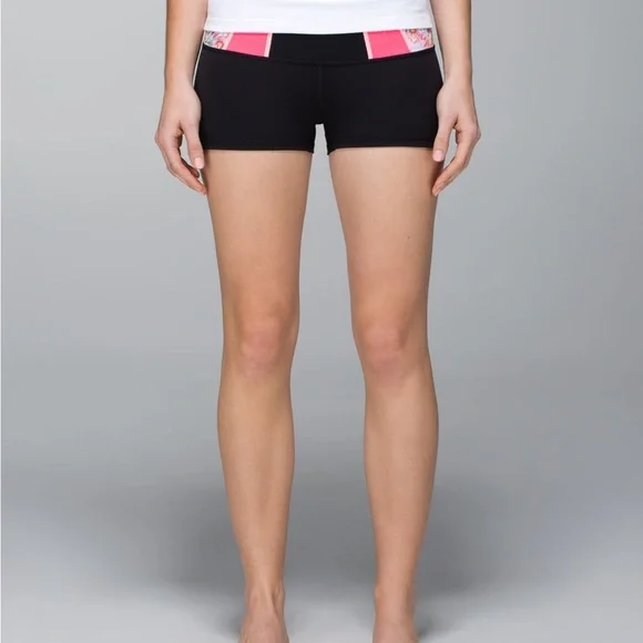 Lululemon Sz 4 Boogie Short Full-On Luon Black / Su14 Quilt 14 Floral Reversible - Picture 3 of 13